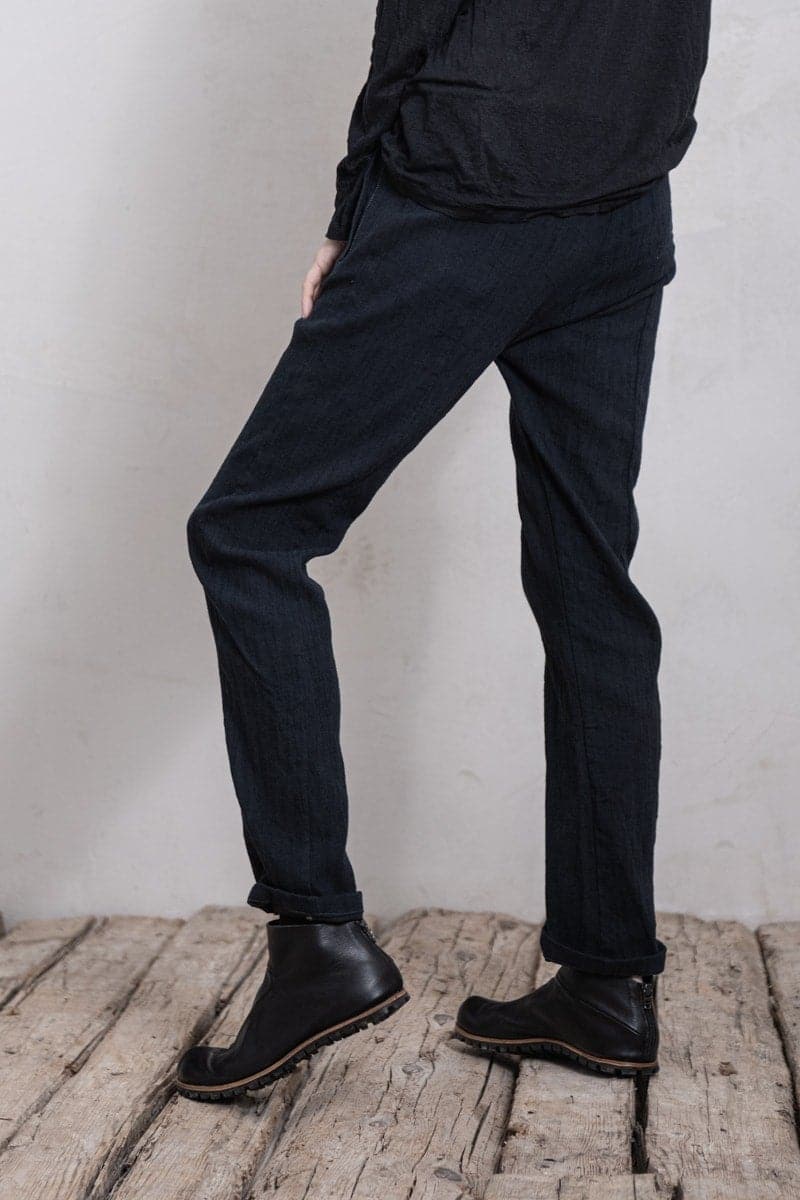 eigensinnig wien | Didion | Minimalistische Damenhose mit schmalem Bein und außergewöhnlichem Baumwollstoff in schwarz