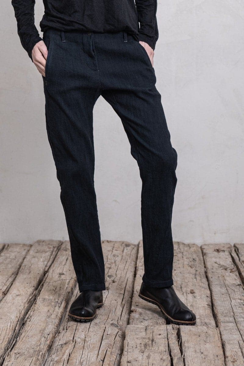 eigensinnig wien | Didion | Minimalistische Damenhose mit schmalem Bein und außergewöhnlichem Baumwollstoff in schwarz