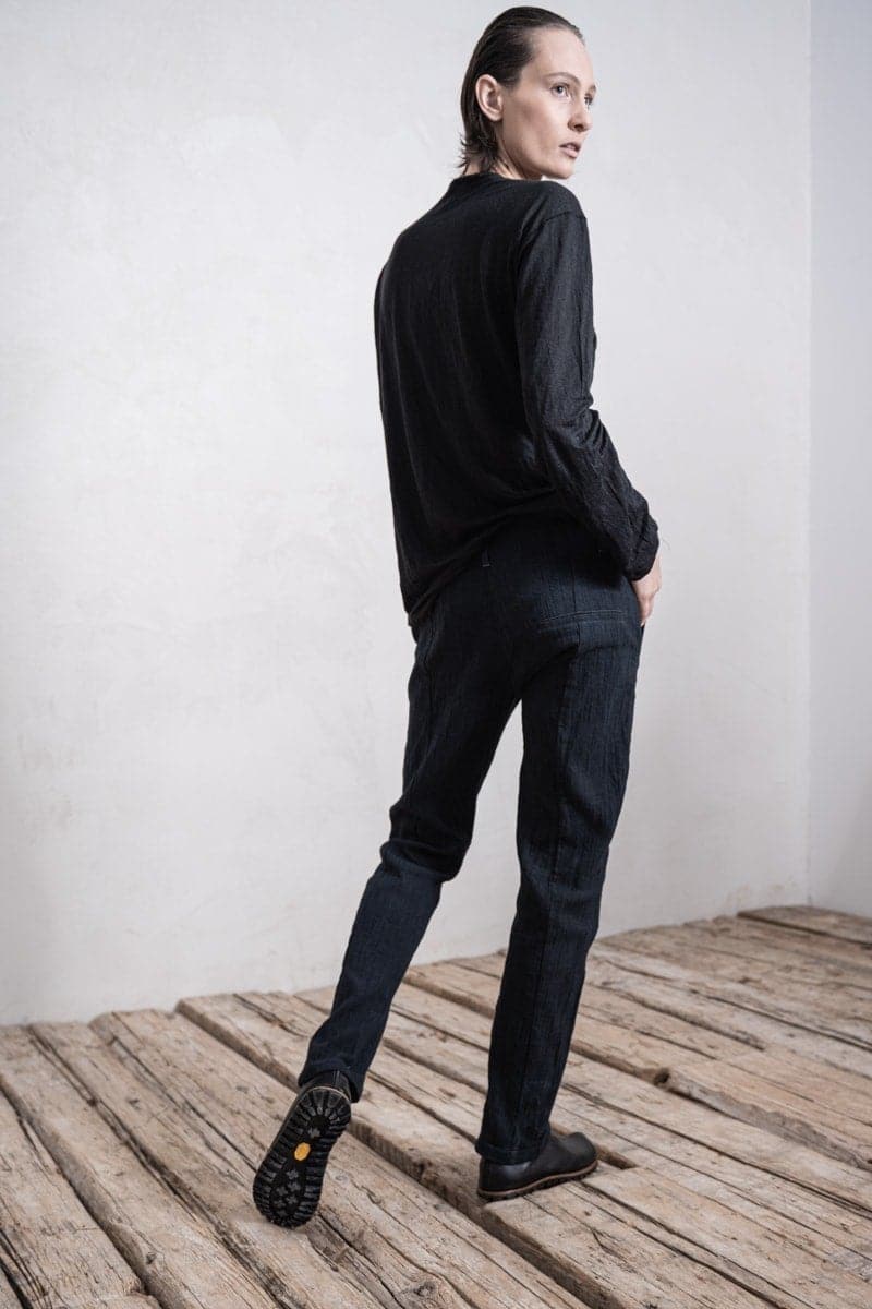 eigensinnig wien | Didion | Minimalistische Damenhose mit schmalem Bein und außergewöhnlichem Baumwollstoff in schwarz