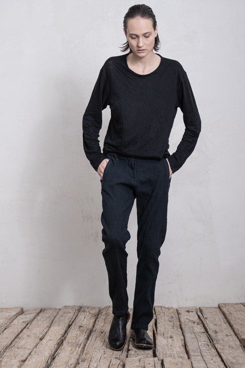 eigensinnig wien | Didion | Minimalistische Damenhose mit schmalem Bein und außergewöhnlichem Baumwollstoff in schwarz