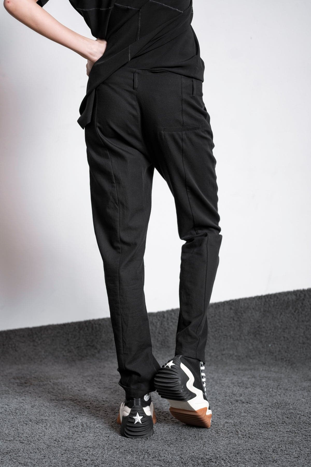 eigensinnig wien | Didion | Schwarze, elegante Damenhose mit schmalem Bein aus Baumwolle