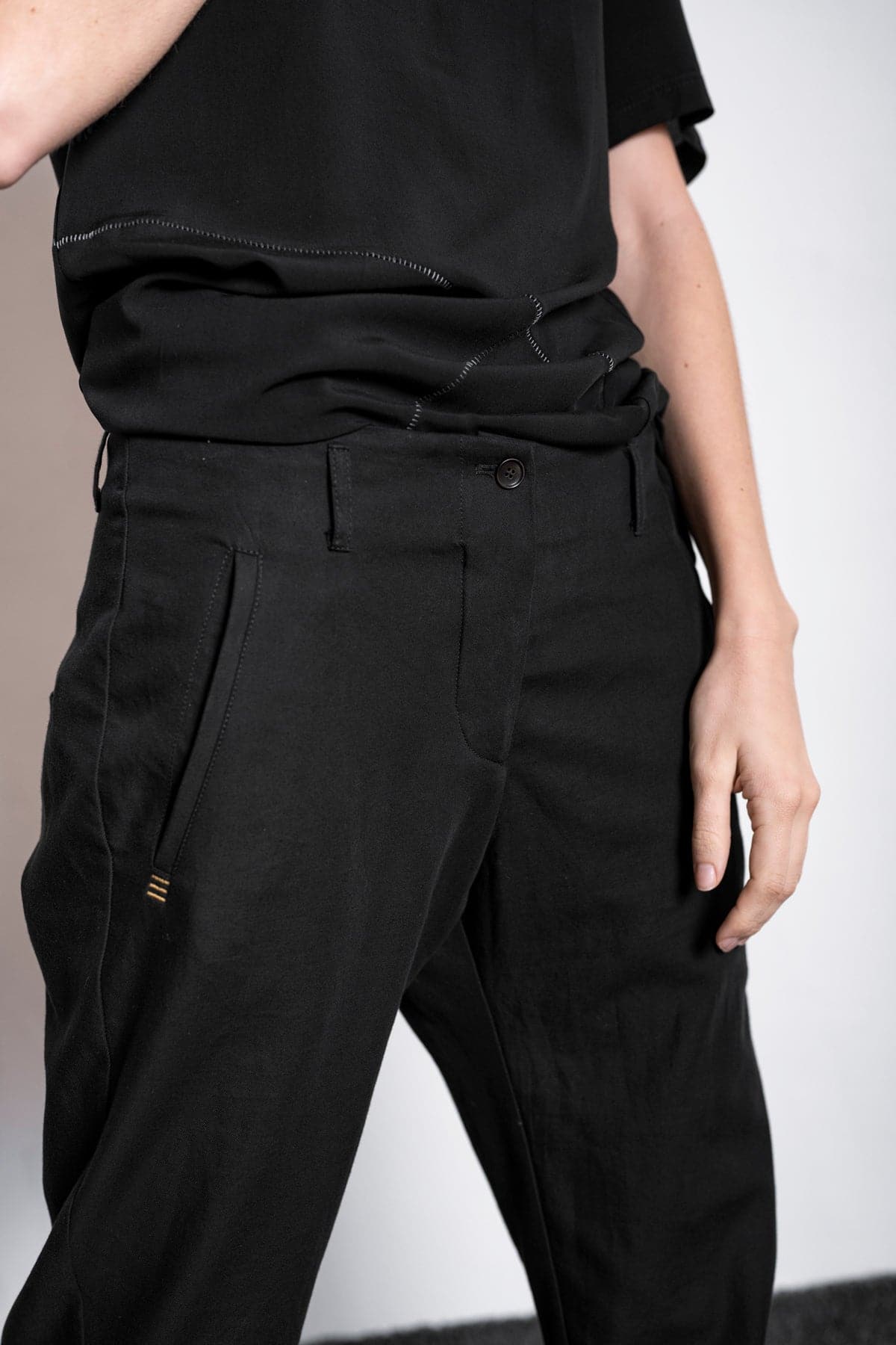 eigensinnig wien | Didion | Schwarze, elegante Damenhose mit schmalem Bein aus Baumwolle