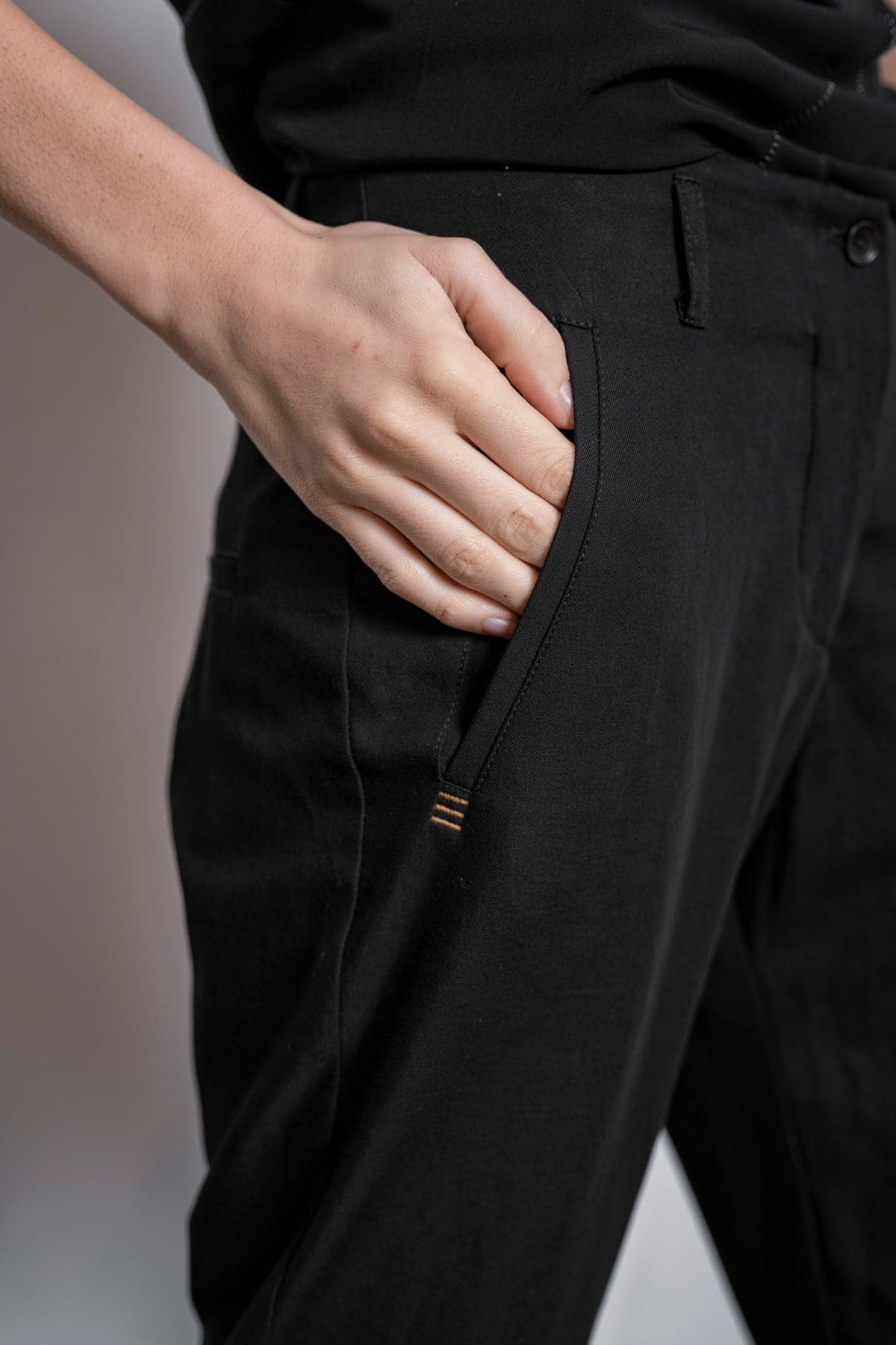 eigensinnig wien | Didion | Schwarze, elegante Damenhose mit schmalem Bein aus Baumwolle