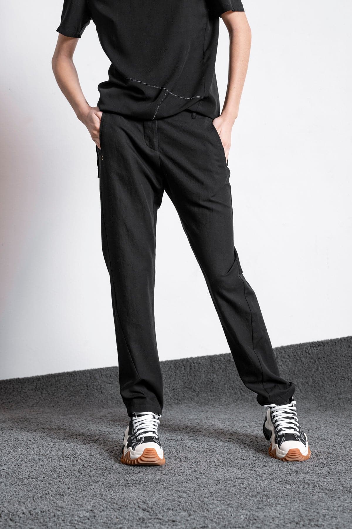 eigensinnig wien | Didion | Schwarze, elegante Damenhose mit schmalem Bein aus Baumwolle