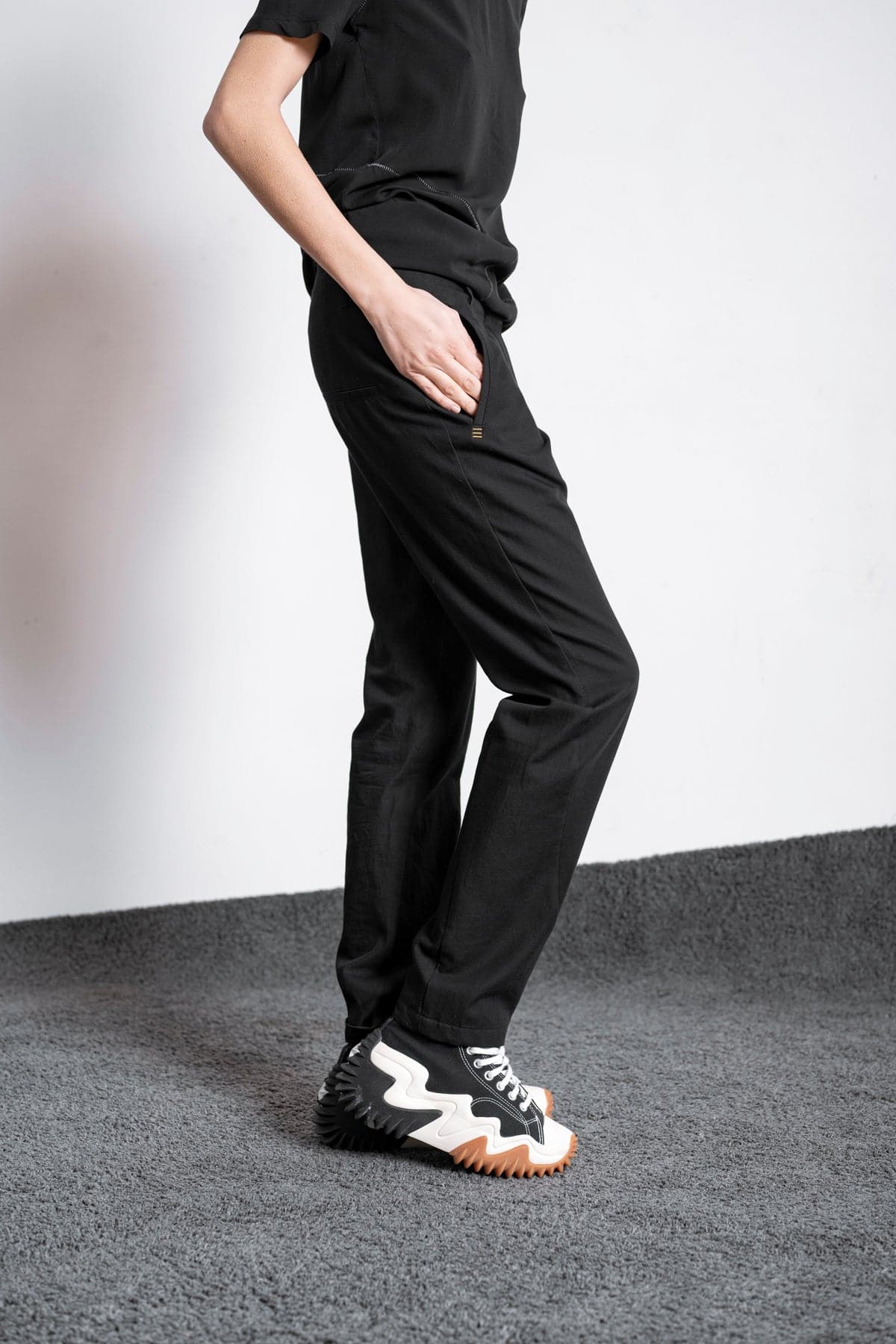 eigensinnig wien | Didion | Schwarze, elegante Damenhose mit schmalem Bein aus Baumwolle