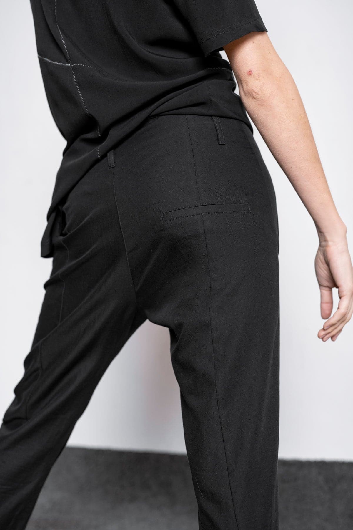 eigensinnig wien | Didion | Schwarze, elegante Damenhose mit schmalem Bein aus Baumwolle