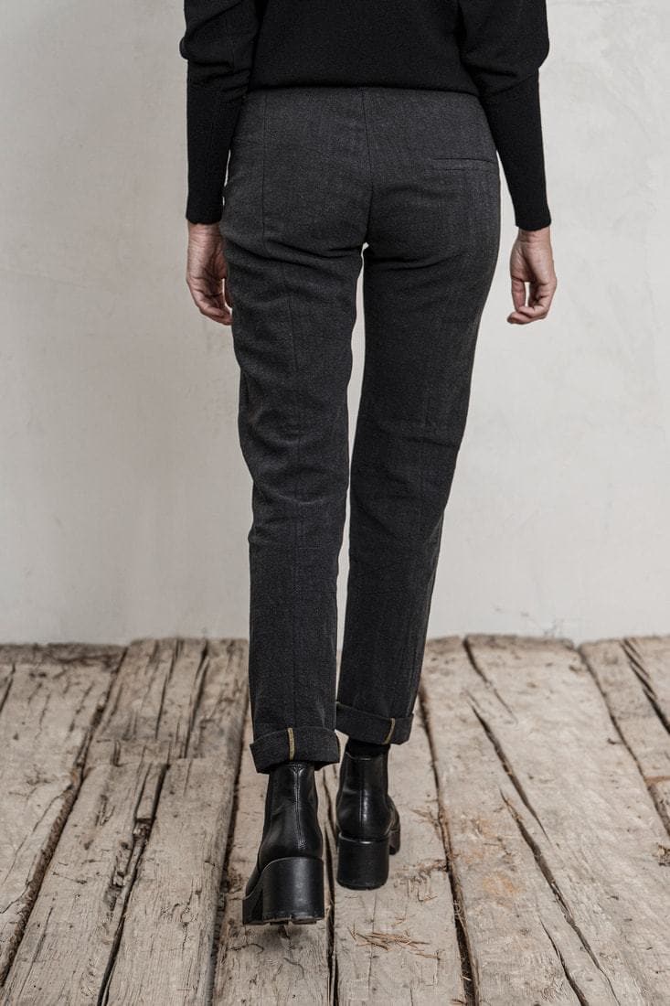 eigensinnig wien |  Didion | Slim Fit Damenhose aus leichtem Leinen in anthrazit