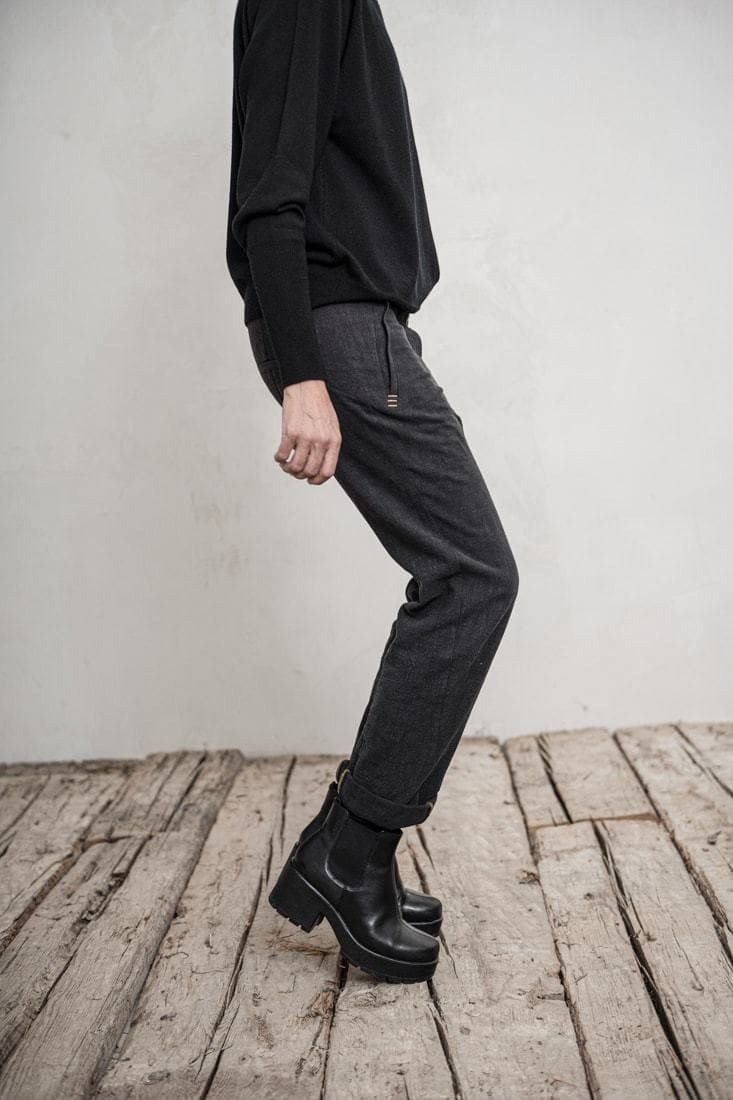 eigensinnig wien |  Didion | Slim Fit Damenhose aus leichtem Leinen in anthrazit