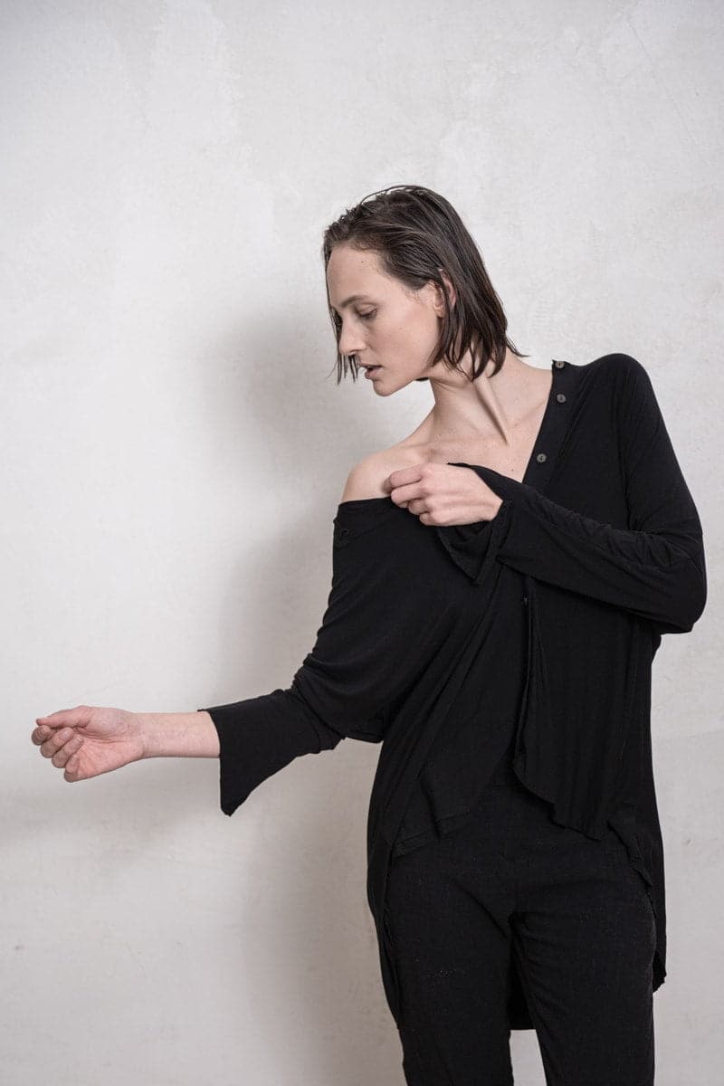 eigensinnig wien | Diotima | Edle Damenbluse aus feinem Bambus mit weiter Silhouette in schwarz