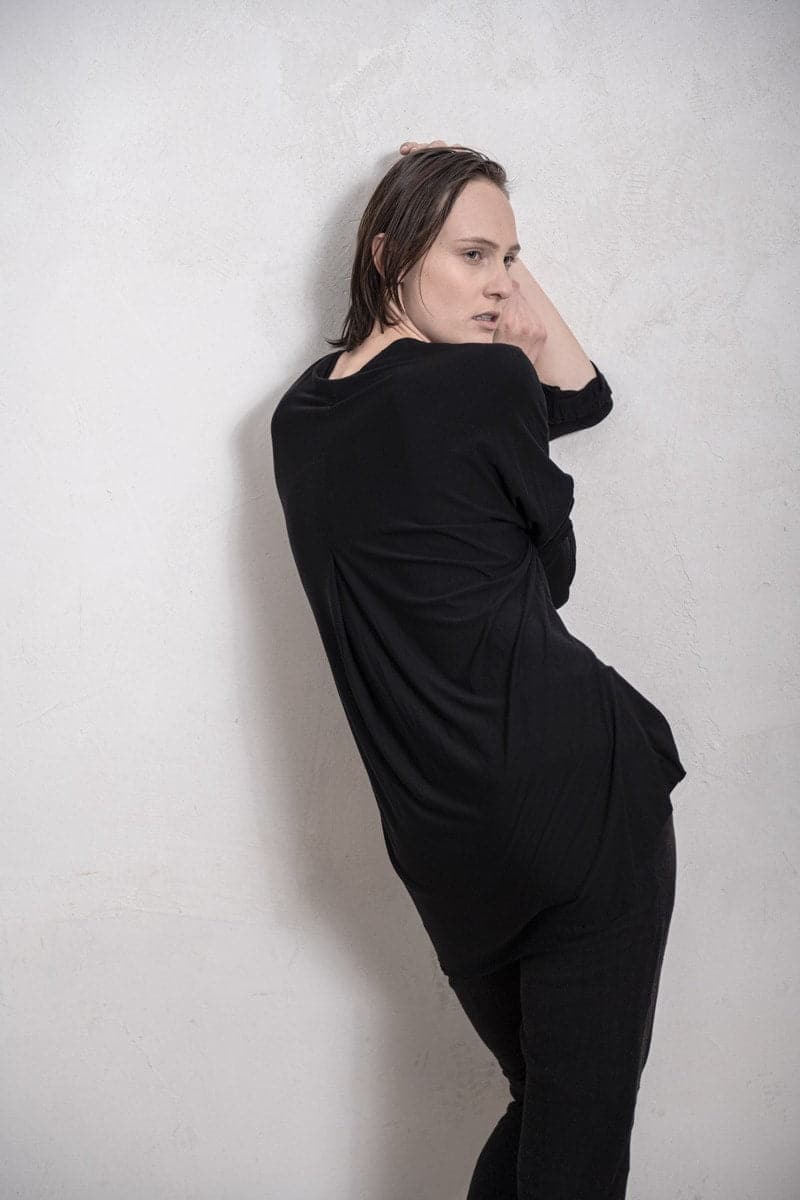 eigensinnig wien | Diotima | Edle Damenbluse aus feinem Bambus mit weiter Silhouette in schwarz