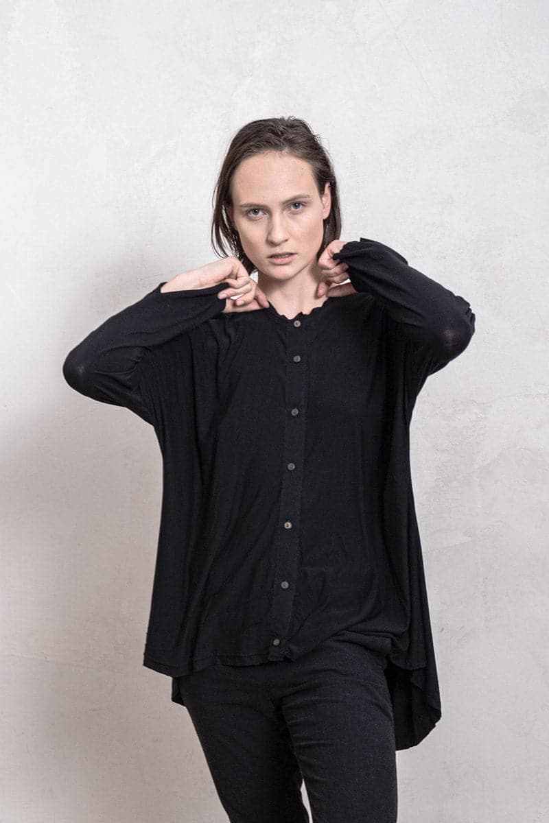 eigensinnig wien | Diotima | Edle Damenbluse aus feinem Bambus mit weiter Silhouette in schwarz