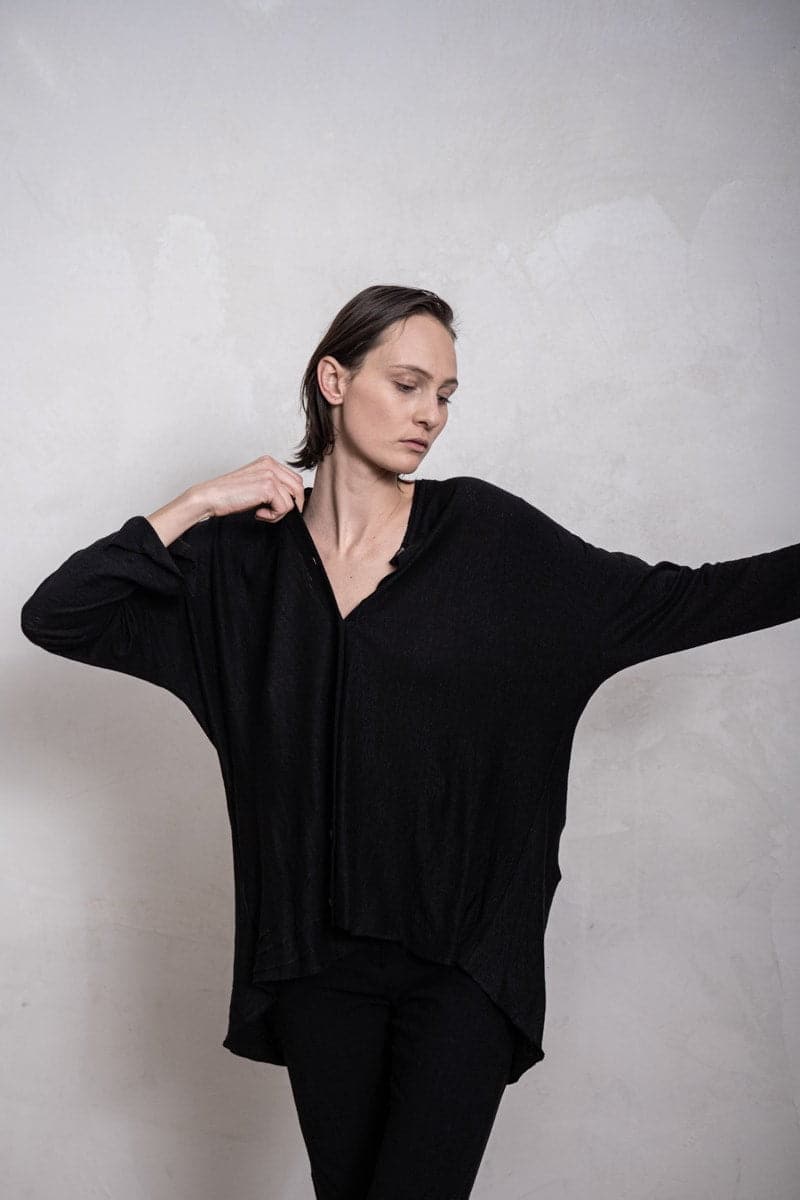 eigensinnig wien | Diotima | Leichte, schwarze Sommerbluse mit weiter Silhouette aus Leinen für Frühling und Sommer in schwarz