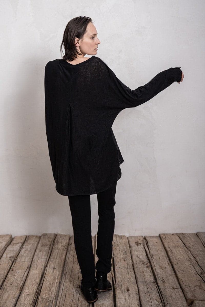 eigensinnig wien | Diotima | Leichte, schwarze Sommerbluse mit weiter Silhouette aus Leinen für Frühling und Sommer in schwarz