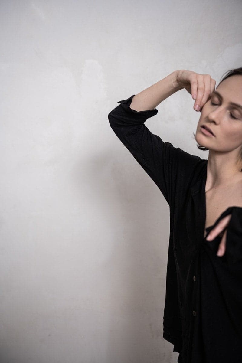 eigensinnig wien | Diotima | Leichte, schwarze Sommerbluse mit weiter Silhouette aus Leinen für Frühling und Sommer in schwarz