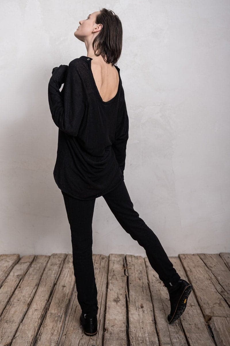 eigensinnig wien | Diotima | Leichte, schwarze Sommerbluse mit weiter Silhouette aus Leinen für Frühling und Sommer in schwarz