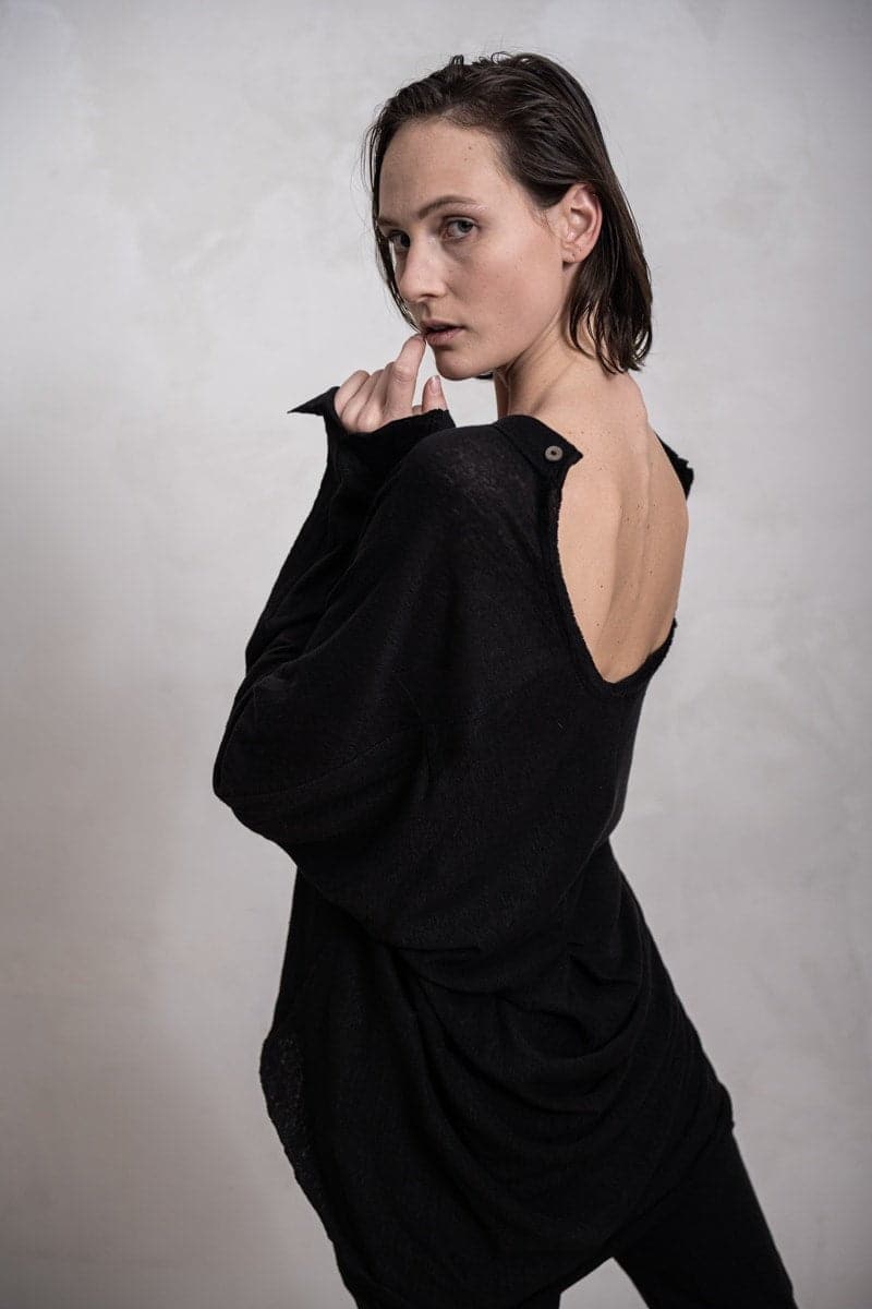 eigensinnig wien | Diotima | Leichte, schwarze Sommerbluse mit weiter Silhouette aus Leinen für Frühling und Sommer in schwarz