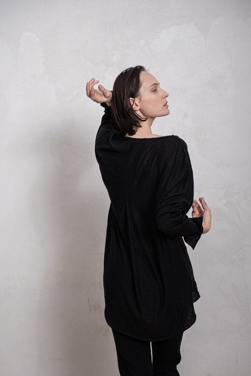 eigensinnig wien | Diotima | Leichte, schwarze Sommerbluse mit weiter Silhouette aus Leinen für Frühling und Sommer in schwarz