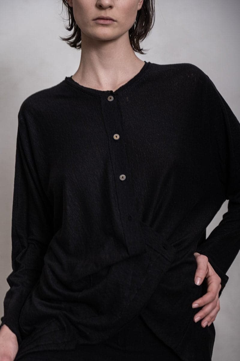 eigensinnig wien | Diotima | Leichte, schwarze Sommerbluse mit weiter Silhouette aus Leinen für Frühling und Sommer in schwarz