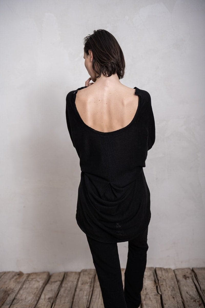 eigensinnig wien | Diotima | Leichte, schwarze Sommerbluse mit weiter Silhouette aus Leinen für Frühling und Sommer in schwarz