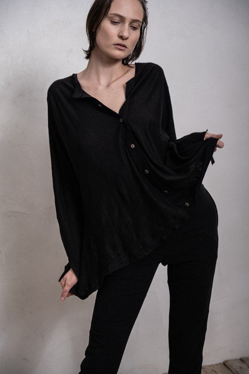 eigensinnig wien | Diotima | Leichte, schwarze Sommerbluse mit weiter Silhouette aus Leinen für Frühling und Sommer in schwarz