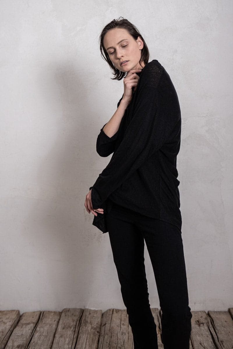 eigensinnig wien | Diotima | Leichte, schwarze Sommerbluse mit weiter Silhouette aus Leinen für Frühling und Sommer in schwarz