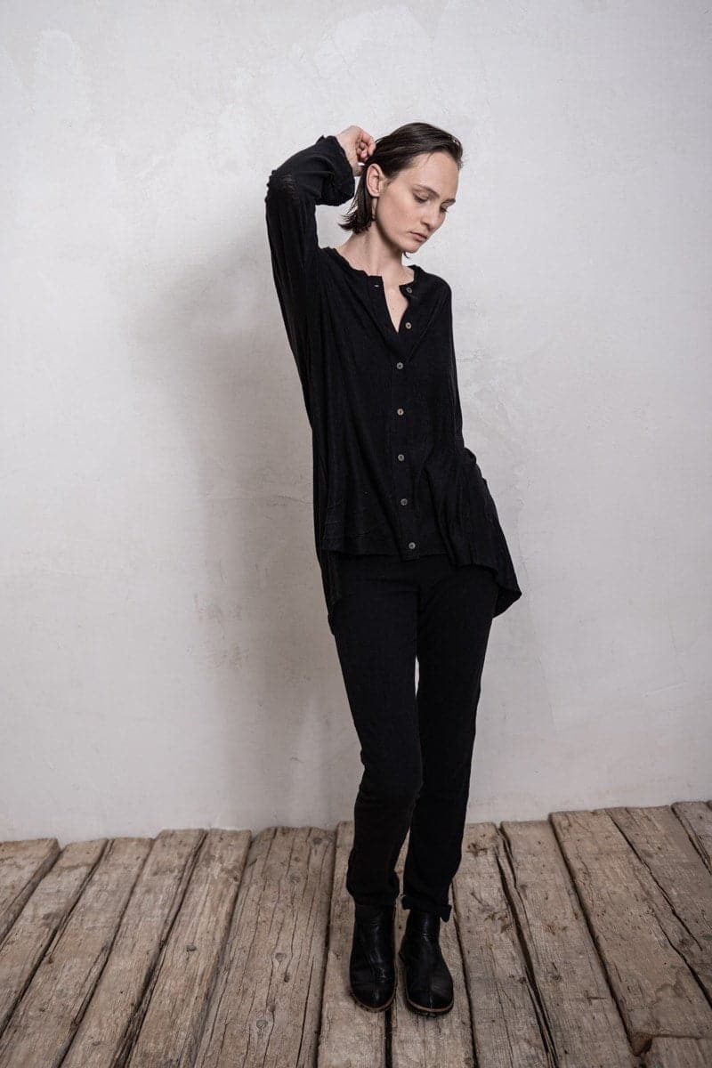 eigensinnig wien | Diotima | Leichte, schwarze Sommerbluse mit weiter Silhouette aus Leinen für Frühling und Sommer in schwarz