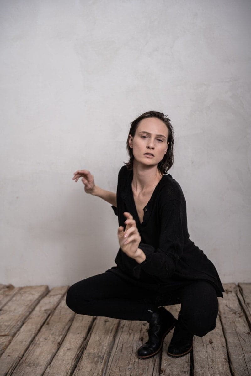 eigensinnig wien | Diotima | Leichte, schwarze Sommerbluse mit weiter Silhouette aus Leinen für Frühling und Sommer in schwarz