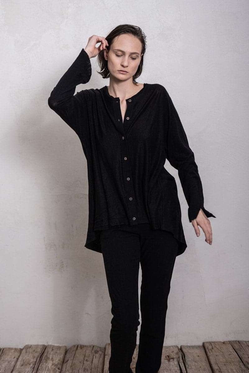 eigensinnig wien | Diotima | Leichte, schwarze Sommerbluse mit weiter Silhouette aus Leinen für Frühling und Sommer in schwarz