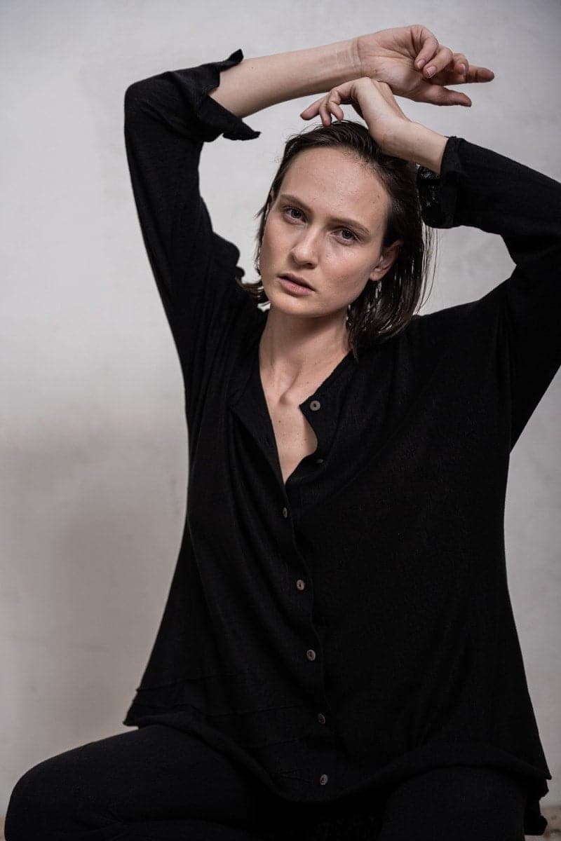 eigensinnig wien | Diotima | Leichte, schwarze Sommerbluse mit weiter Silhouette aus Leinen für Frühling und Sommer in schwarz