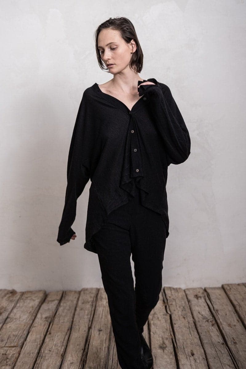 eigensinnig wien | Diotima | Leichte, schwarze Sommerbluse mit weiter Silhouette aus Leinen für Frühling und Sommer in schwarz