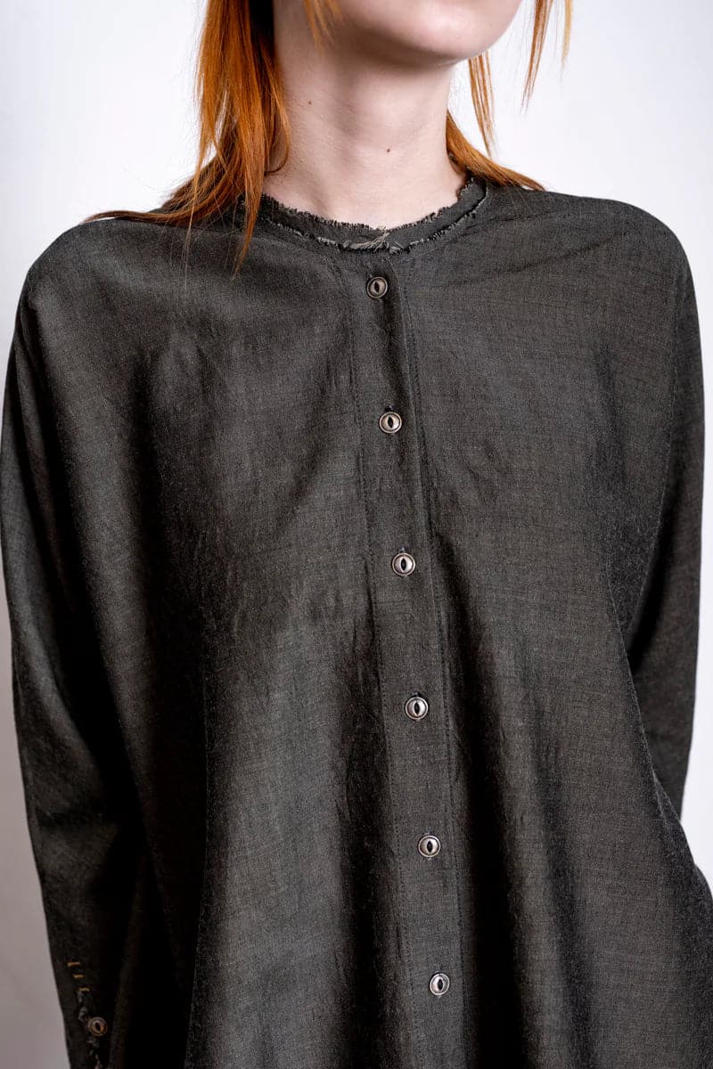 eigensinnig wien | Diotima | Weite, elegante Hemdbluse ohne Kragen in Braun