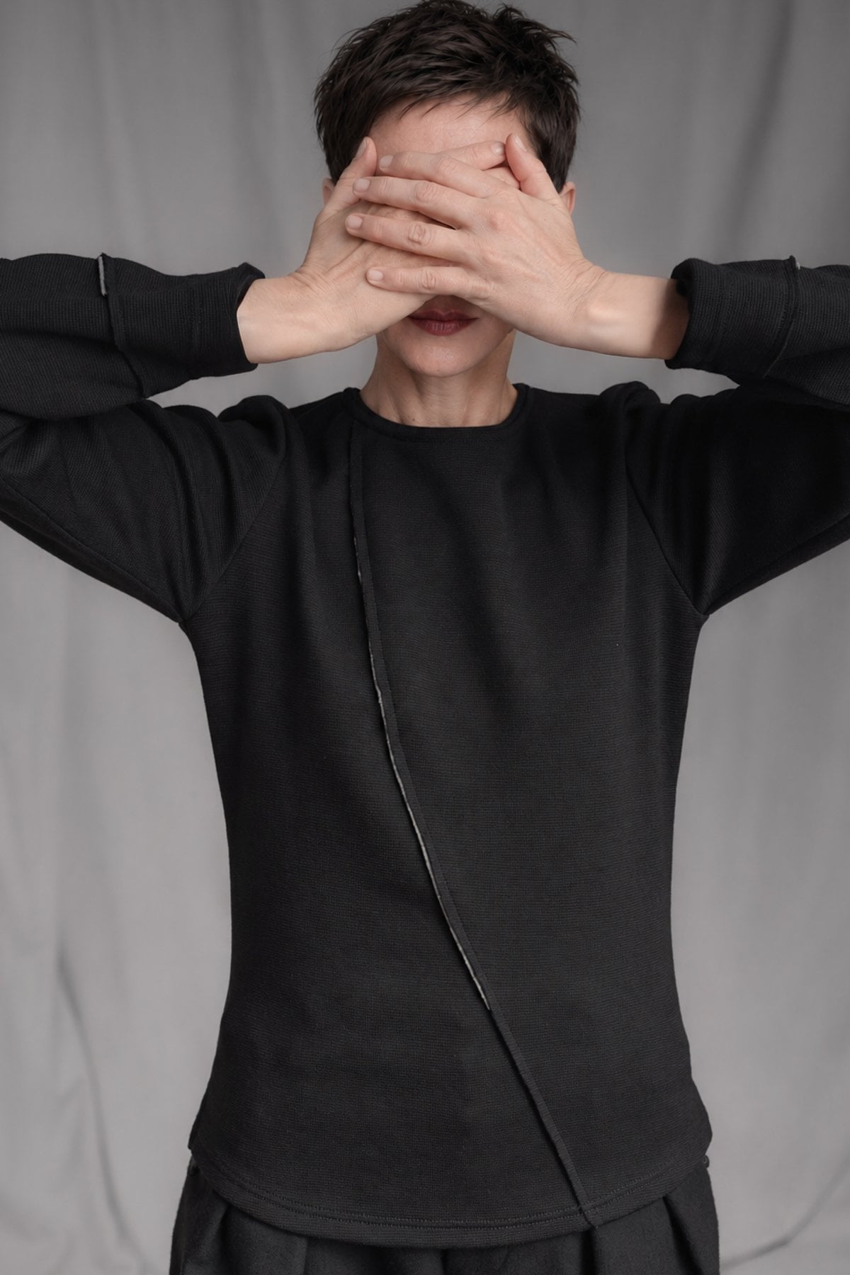 eigensinnig wien | Djadek | Extravaganter schwarzer Designer-Wollpullover mit avantgardistischer Silhouette