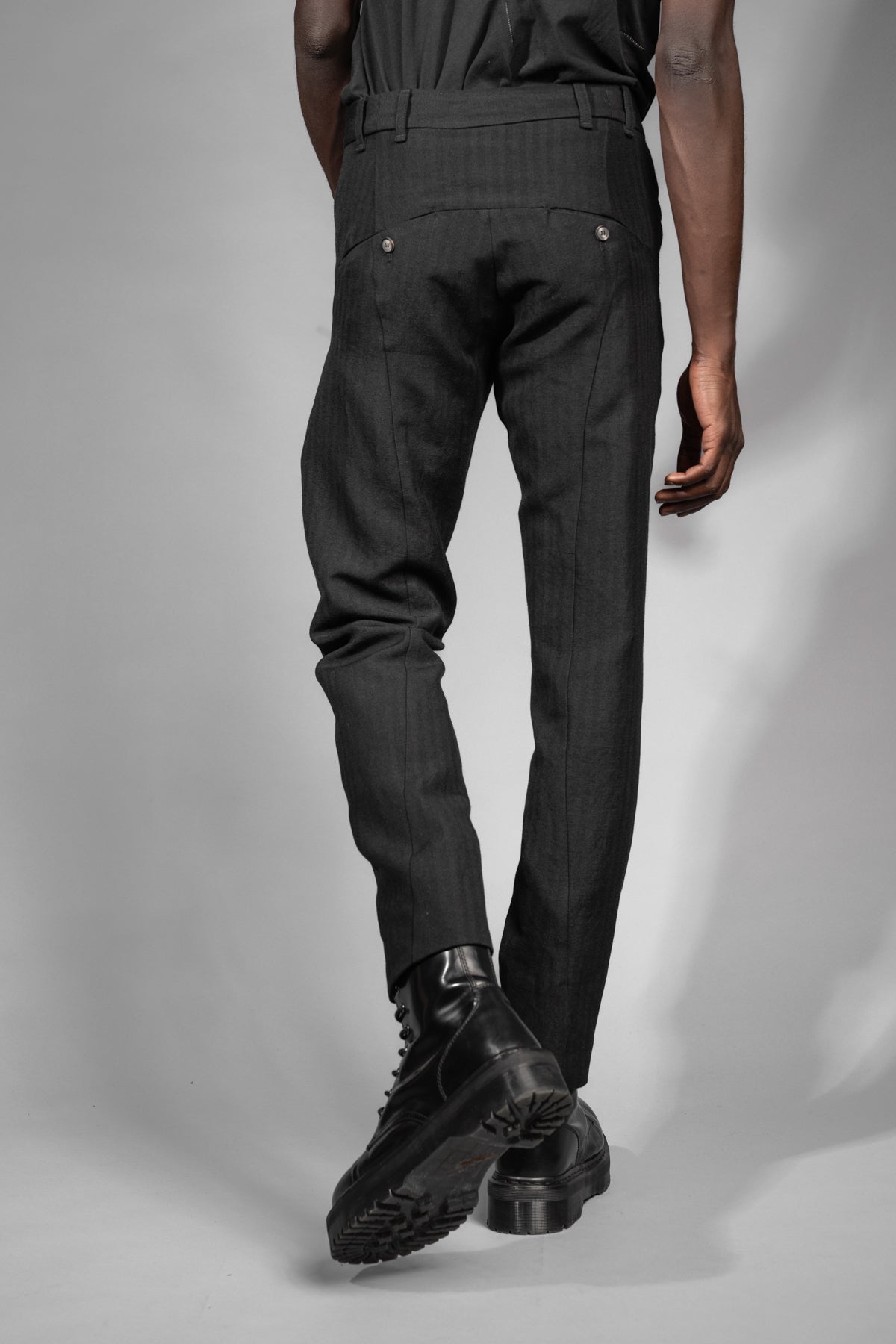 eigensinnig wien | Egger | Schwarze Designer Herren Streifen-Hose aus japanischem Wolle-Leinen-Mix