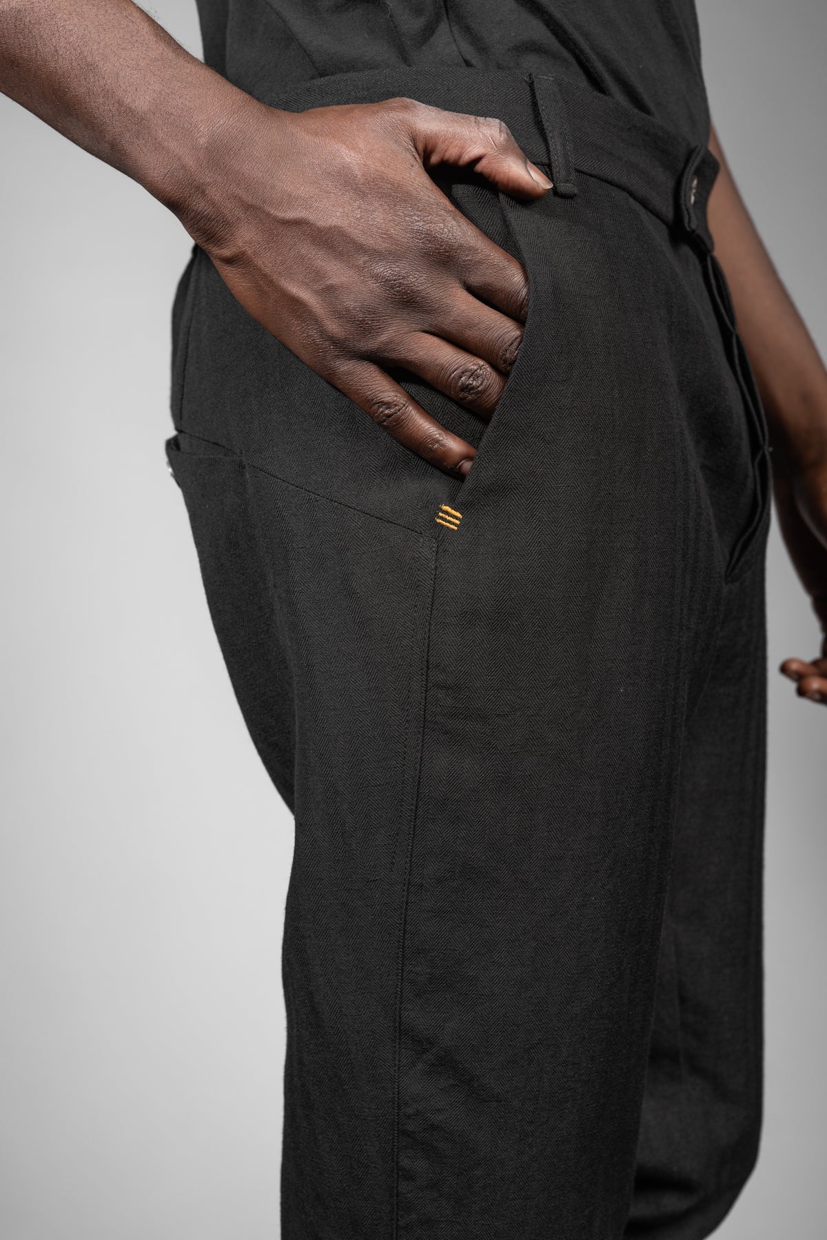 eigensinnig wien | Egger | Schwarze Designer Herren Streifen-Hose aus japanischem Wolle-Leinen-Mix