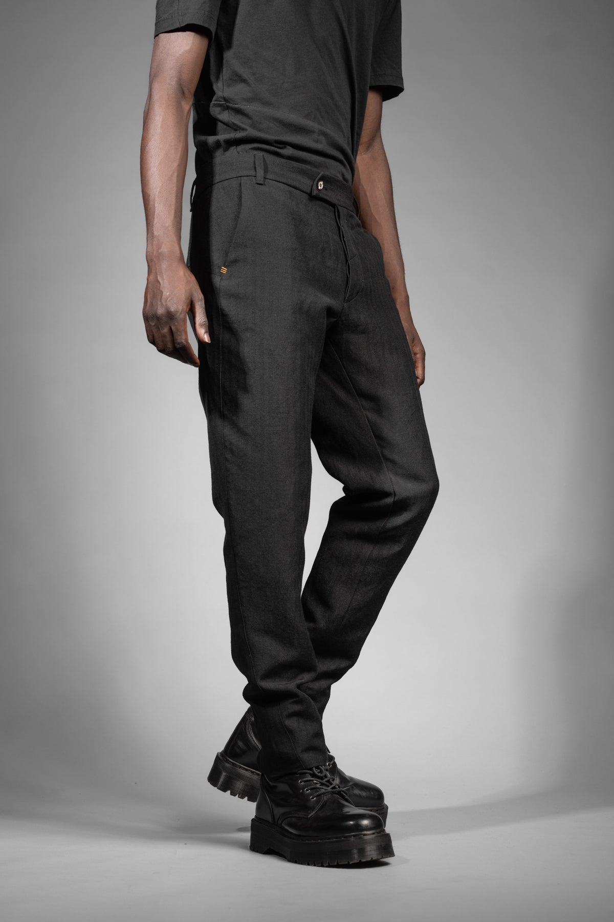eigensinnig wien | Egger | Schwarze Designer Herren Streifen-Hose aus japanischem Wolle-Leinen-Mix