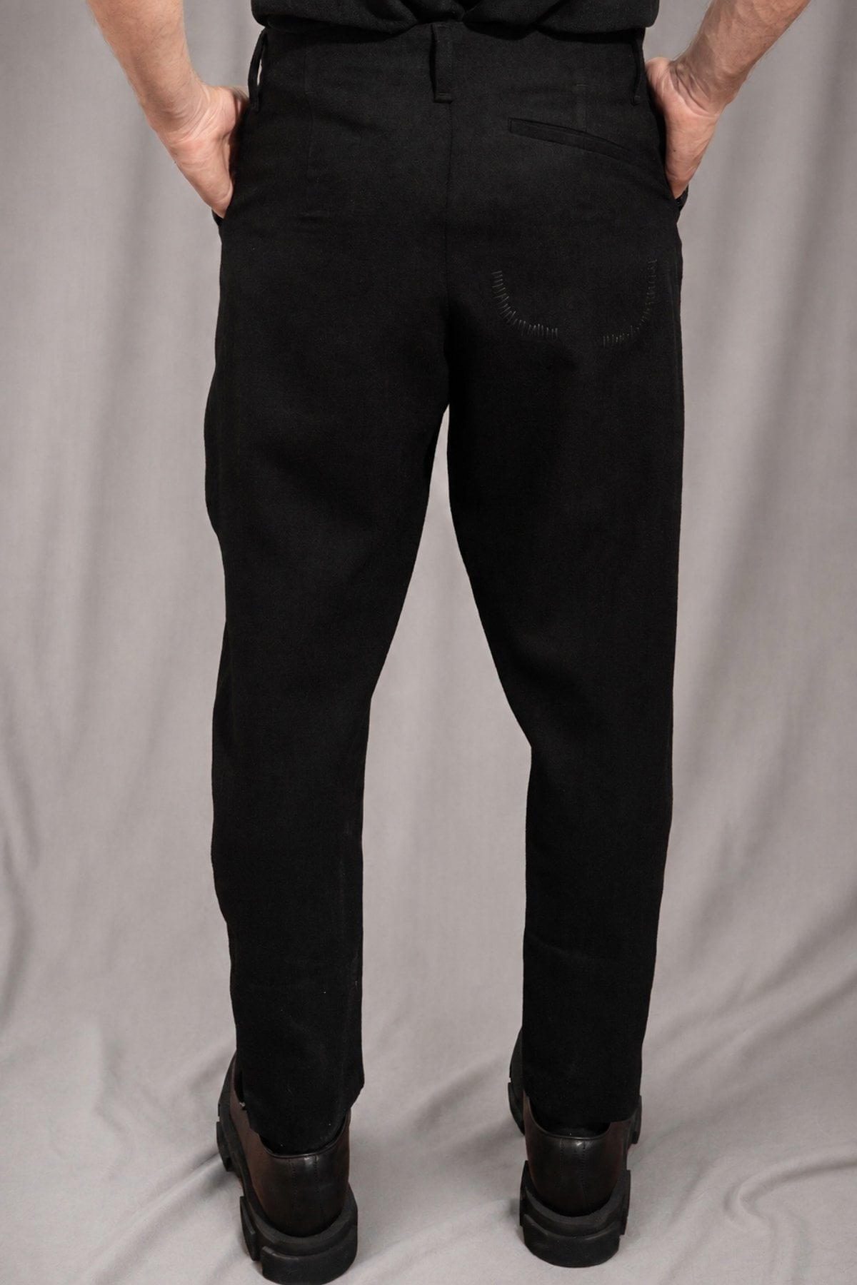eigensinnig wien | Egon | Schwarze Designer-Wollhose mit Bundfalten und Tapered Fit