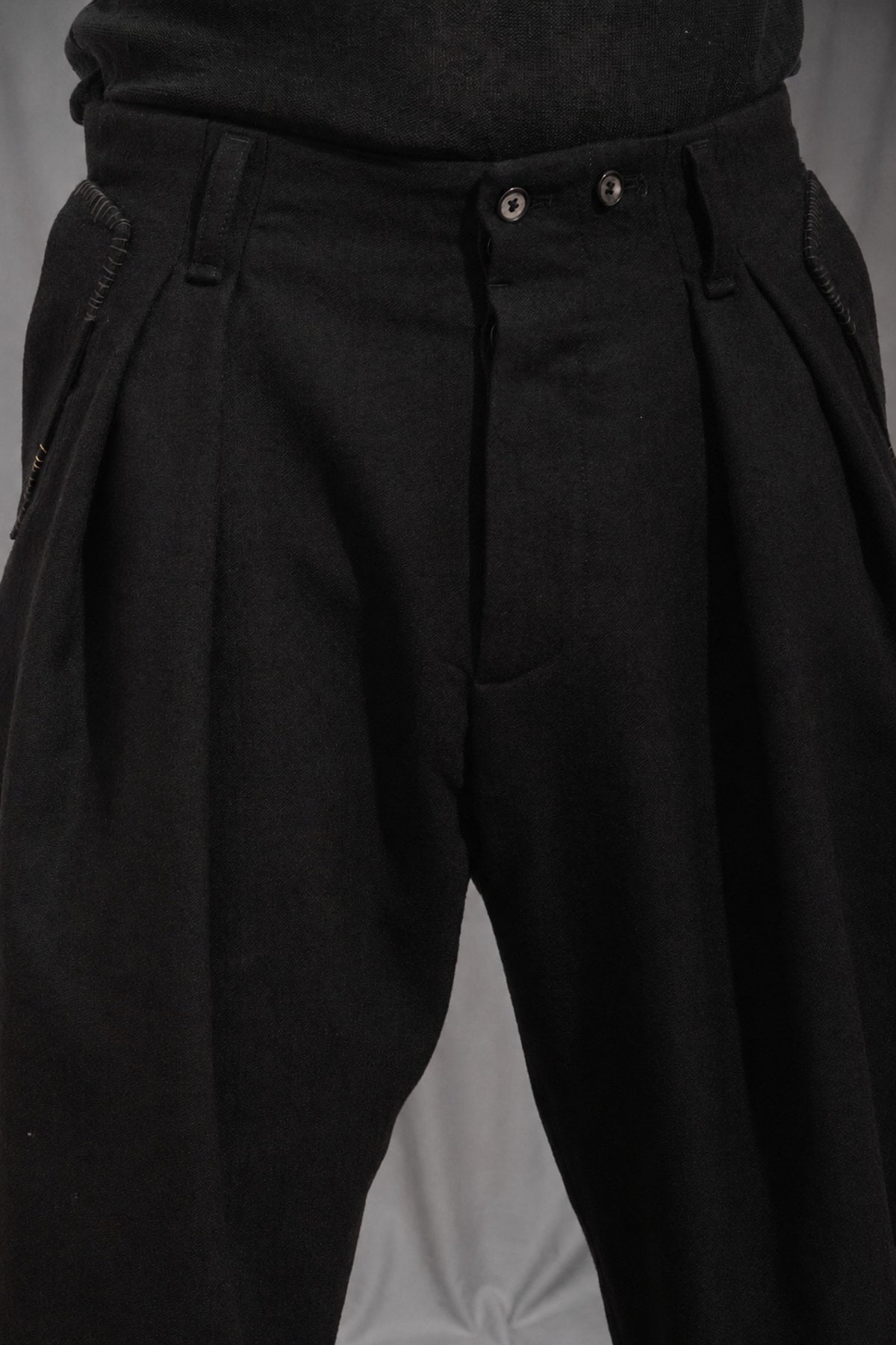 eigensinnig wien | Egon | Schwarze Designer-Wollhose mit Bundfalten und Tapered Fit