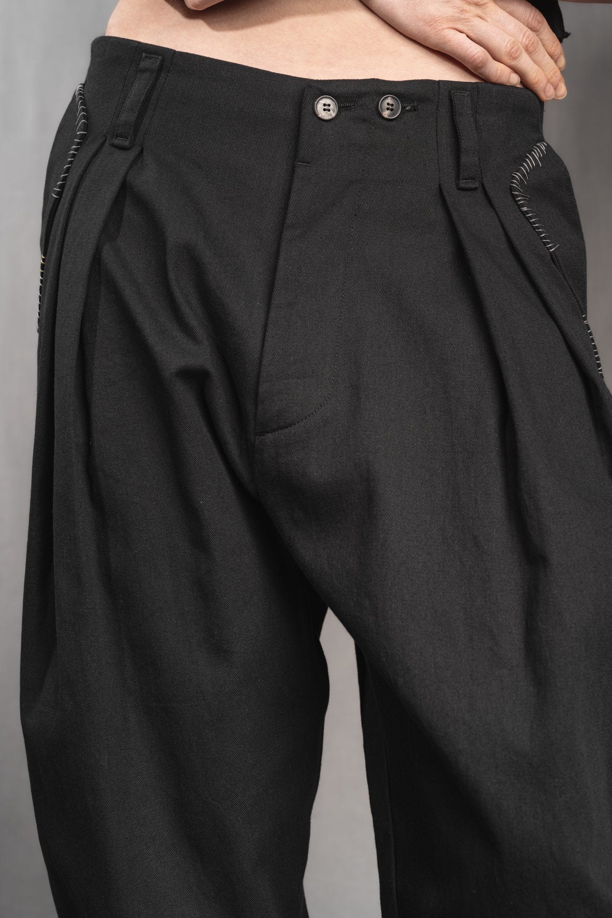 eigensinnig wien | Egon | Schwarze, weite Designerhose mit Bundfalten aus leichter Baumwolle