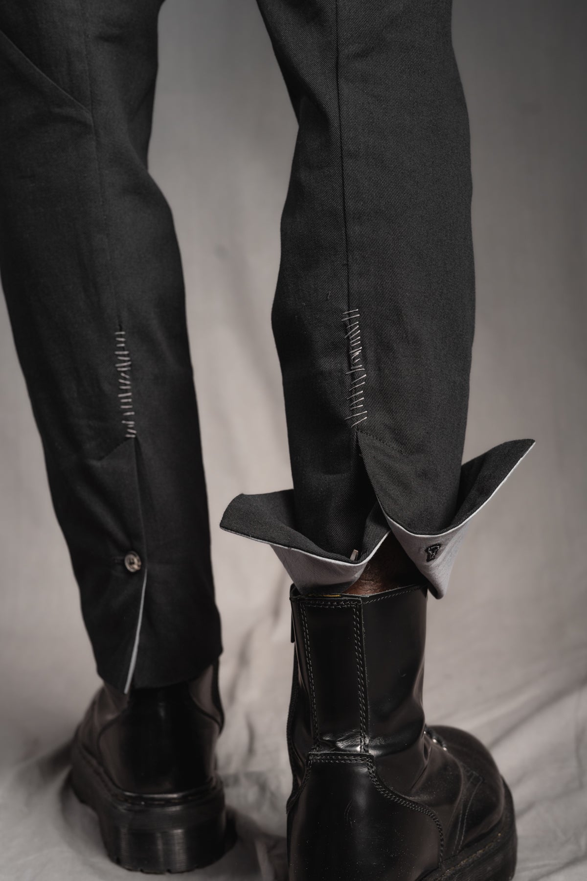 eigensinnig wien | Eisler | Extravagante, schwarze Herren Slim-Fit Designerhose aus leichter Baumwolle