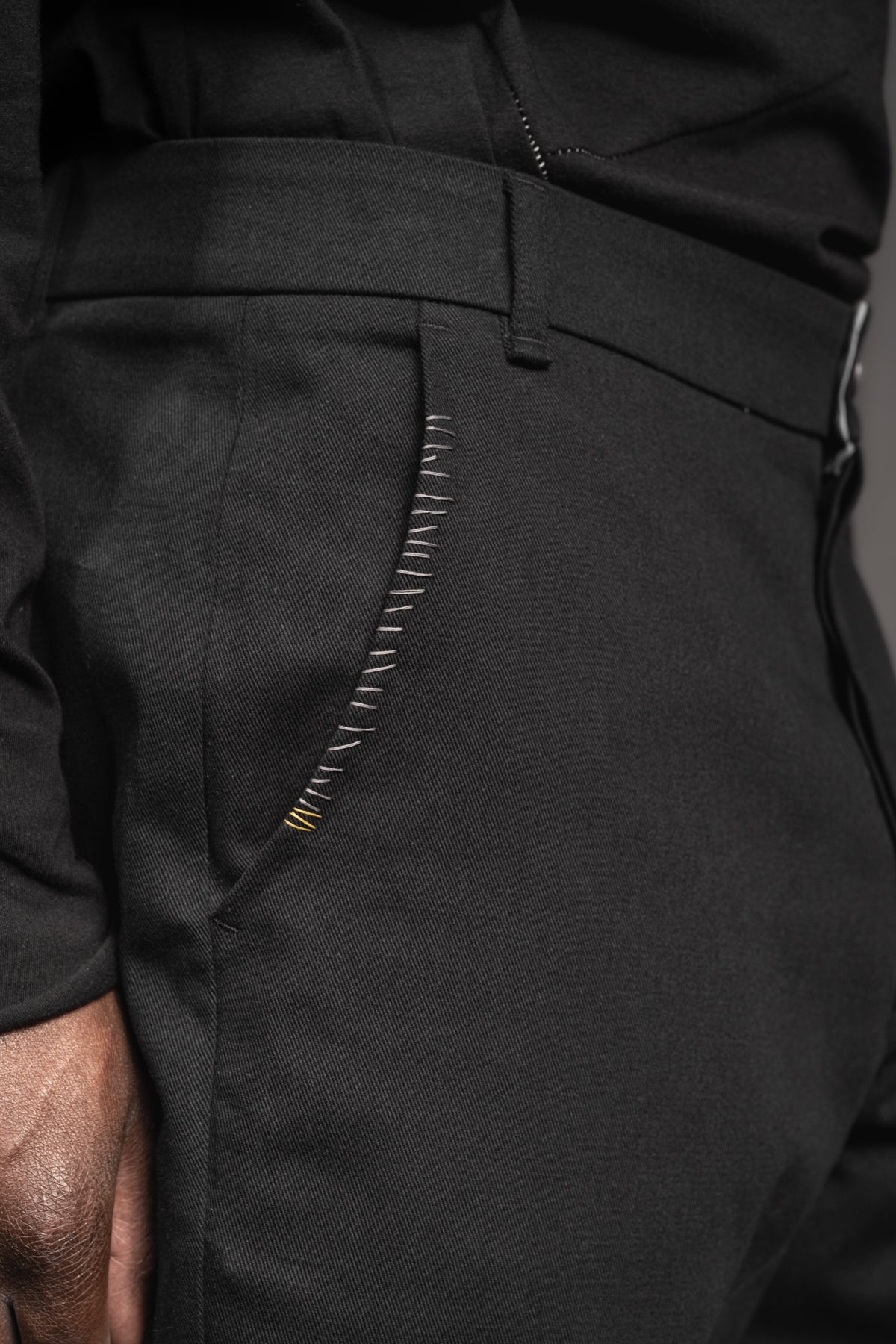 eigensinnig wien | Eisler | Extravagante, schwarze Herren Slim-Fit Designerhose aus leichter Baumwolle