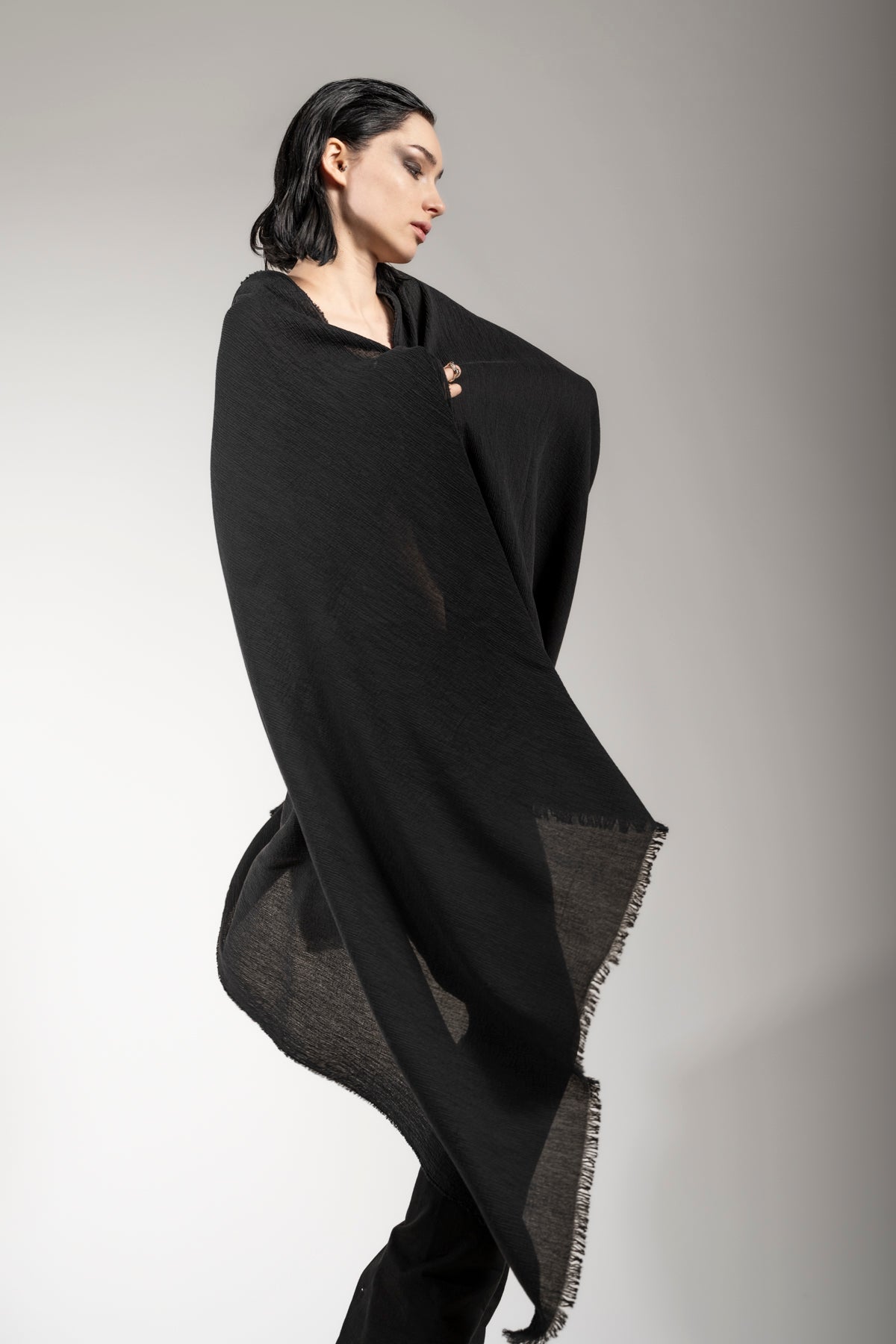 eigensinnig wien | Enya | Eleganter, plissierter Seidenschal in Schwarz