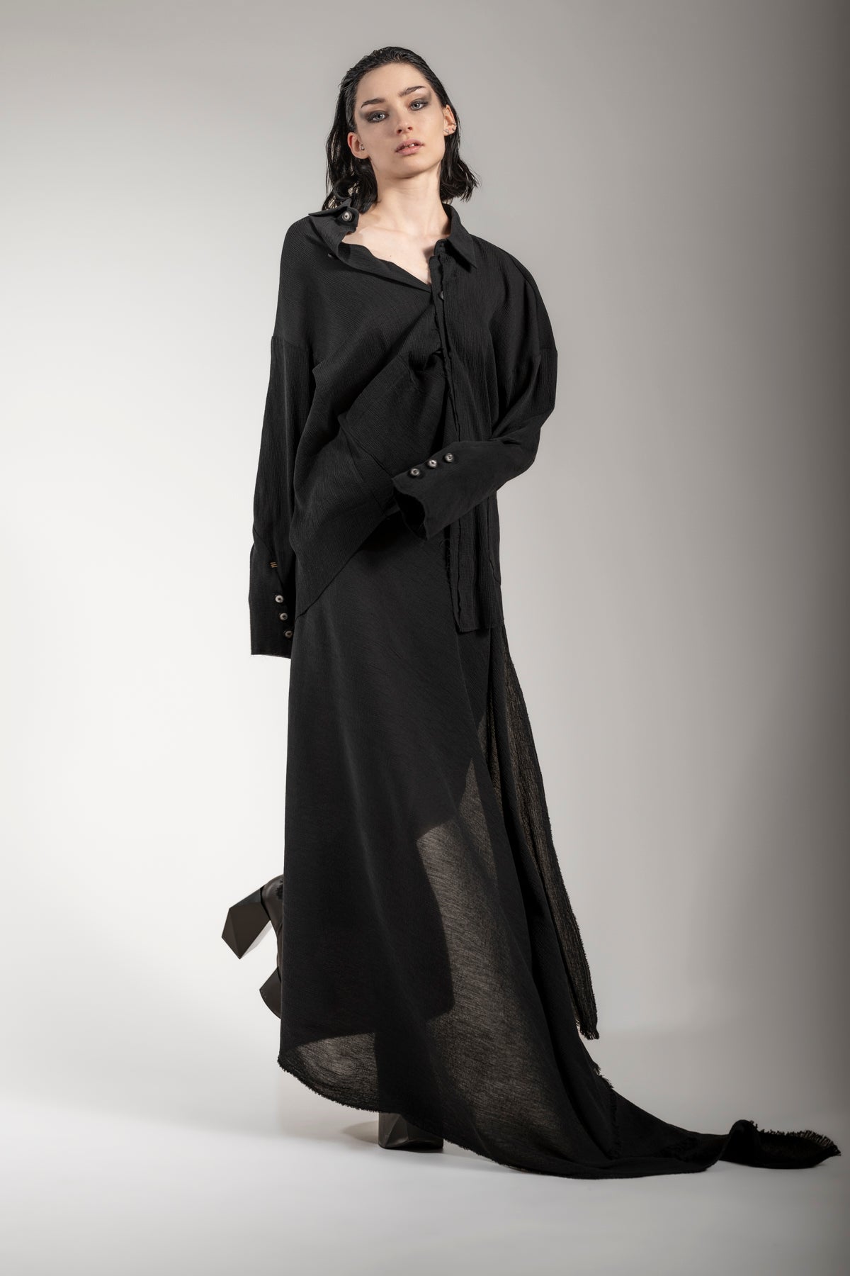 eigensinnig wien | Enya | Eleganter, plissierter Seidenschal in Schwarz