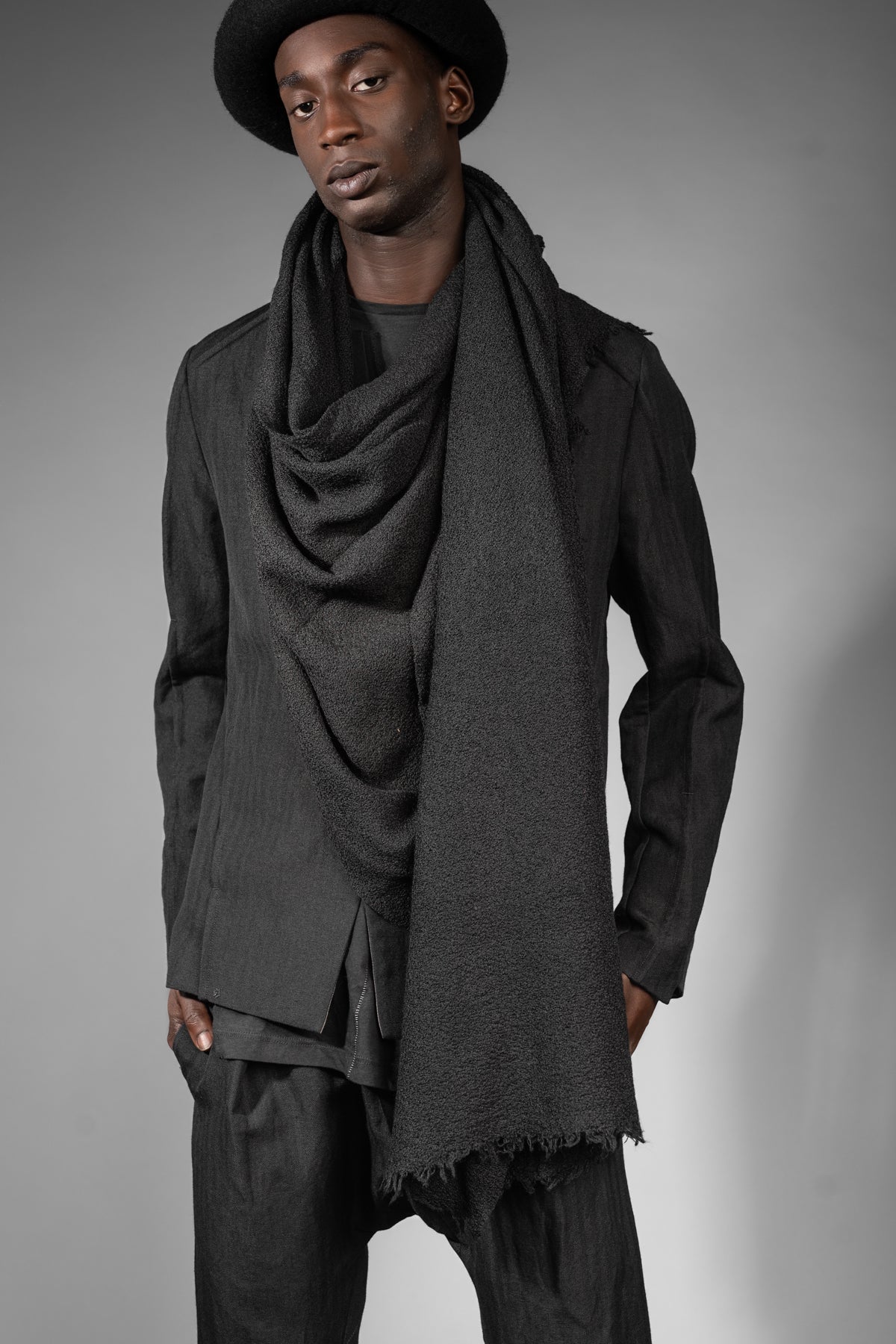 eigensinnig wien | Enya | Schwarzer Designer Strickschal aus hochwertiger Wolle