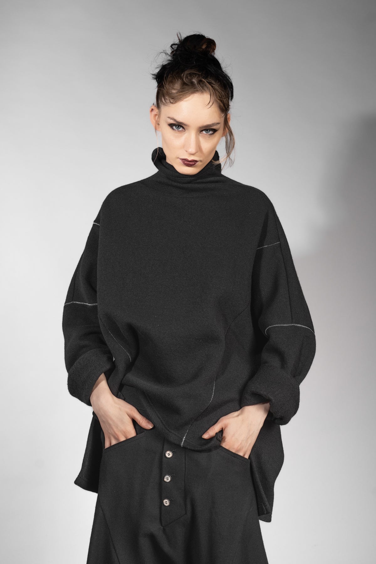 eigensinnig wien | Estella | Weiter Woll-Pullover mit Rollkragen für Damen in Schwarz