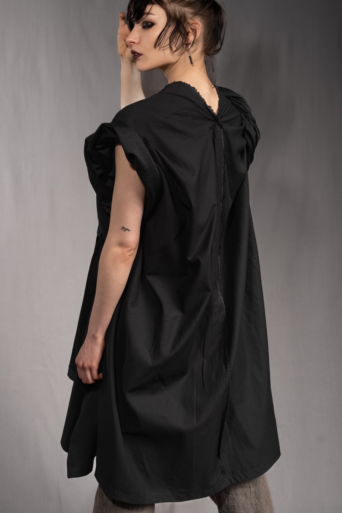 eigensinnig wien | Fama | Architektonischer Designer Cape Mantel aus leichter Baumwolle