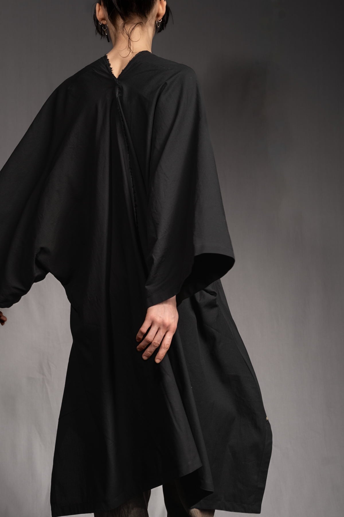 eigensinnig wien | Fama | Architektonischer Designer Cape Mantel aus leichter Baumwolle