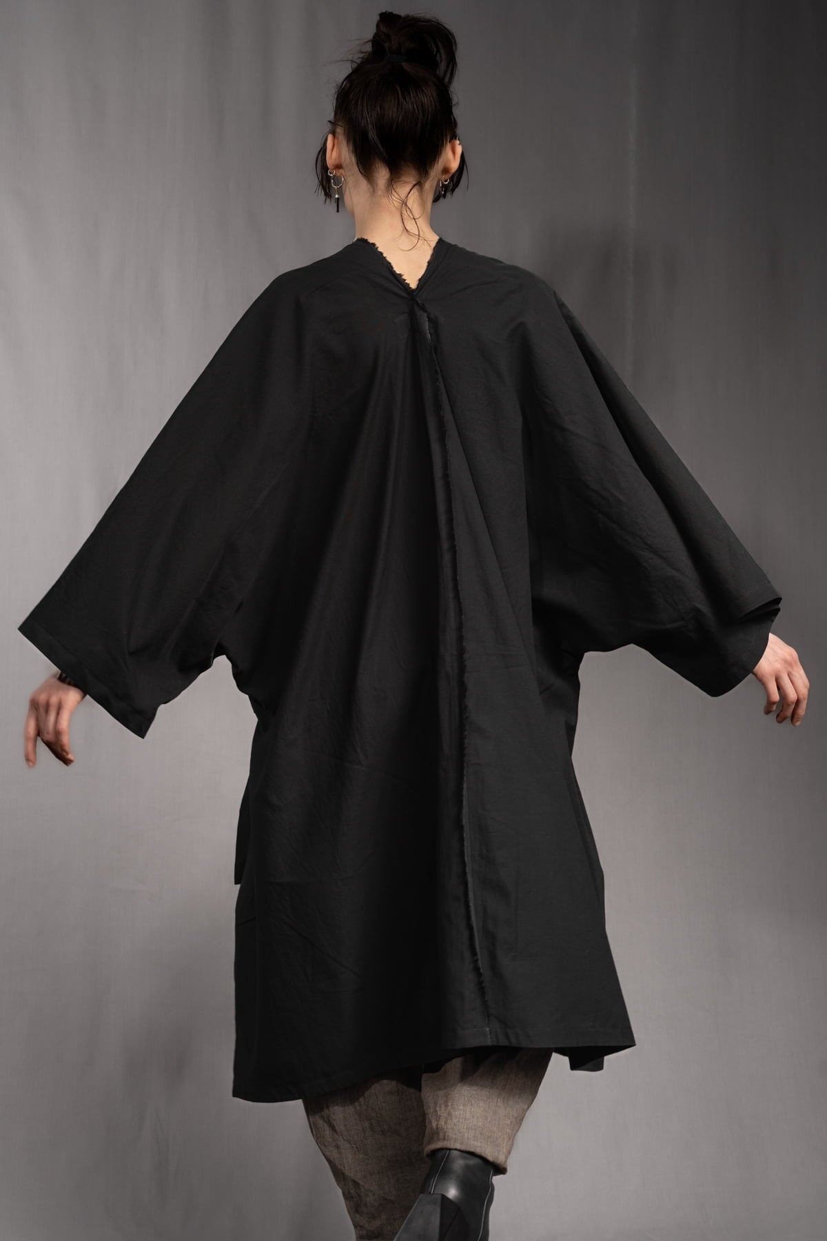 eigensinnig wien | Fama | Architektonischer Designer Cape Mantel aus leichter Baumwolle