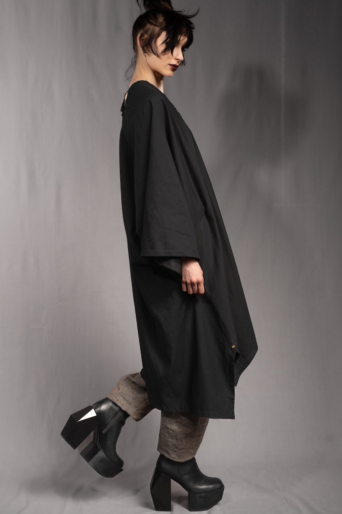 eigensinnig wien | Fama | Architektonischer Designer Cape Mantel aus leichter Baumwolle