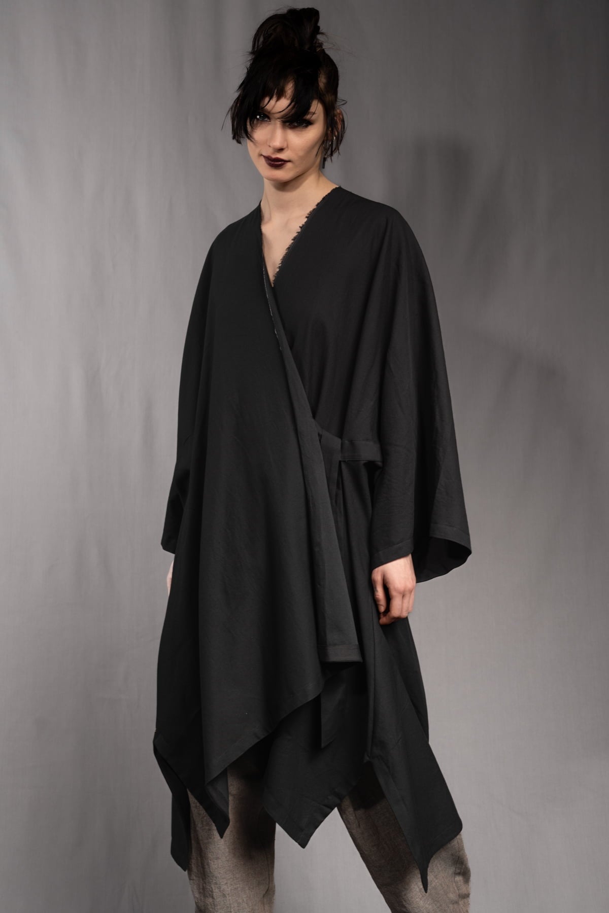 eigensinnig wien | Fama | Architektonischer Designer Cape Mantel aus leichter Baumwolle