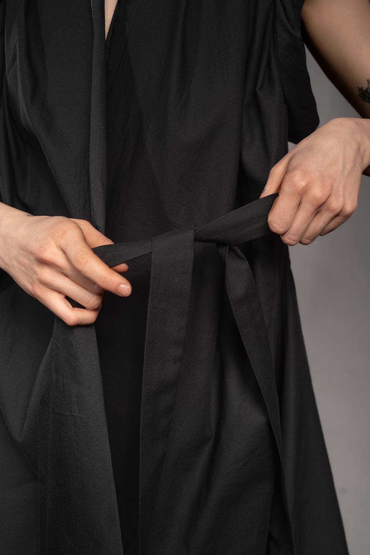 eigensinnig wien | Fama | Architektonischer Designer Cape Mantel aus leichter Baumwolle